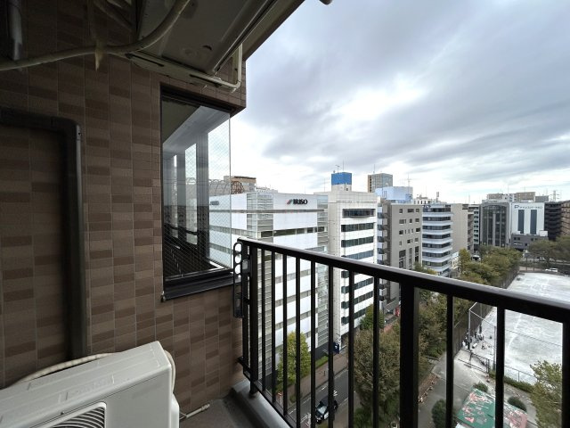 植物やチェアを置いてくつろぐことができるサンルーム有◎お洗濯にもGOOD☆2.2帖の納戸には窓がついているので通気性バツグン♪な【サンマンションアトレ新横浜駅前公園】のバルコニー|暖かな日差しのふりそそぐバルコニー