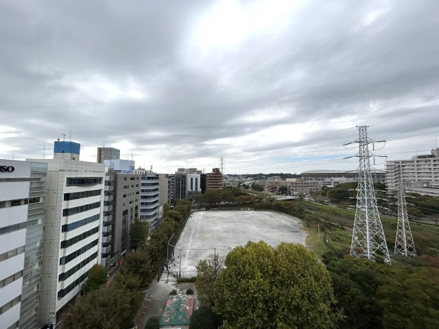 植物やチェアを置いてくつろぐことができるサンルーム有◎お洗濯にもGOOD☆2.2帖の納戸には窓がついているので通気性バツグン♪な【サンマンションアトレ新横浜駅前公園】の展望