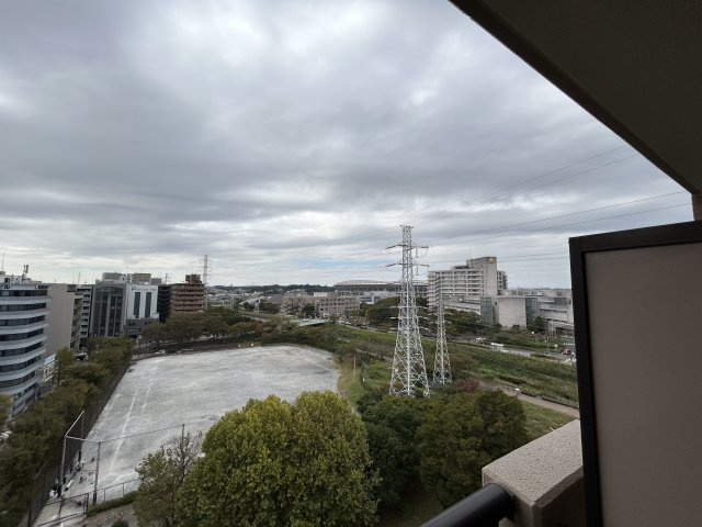 植物やチェアを置いてくつろぐことができるサンルーム有◎お洗濯にもGOOD☆2.2帖の納戸には窓がついているので通気性バツグン♪な【サンマンションアトレ新横浜駅前公園】の展望