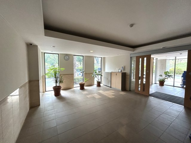 植物やチェアを置いてくつろぐことができるサンルーム有◎お洗濯にもGOOD☆2.2帖の納戸には窓がついているので通気性バツグン♪な【サンマンションアトレ新横浜駅前公園】のロビー