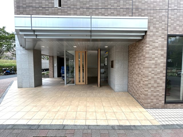 植物やチェアを置いてくつろぐことができるサンルーム有◎お洗濯にもGOOD☆2.2帖の納戸には窓がついているので通気性バツグン♪な【サンマンションアトレ新横浜駅前公園】