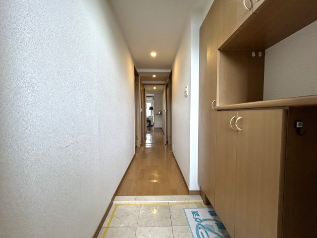 植物やチェアを置いてくつろぐことができるサンルーム有◎お洗濯にもGOOD☆2.2帖の納戸には窓がついているので通気性バツグン♪な【サンマンションアトレ新横浜駅前公園】の玄関|玄関です
