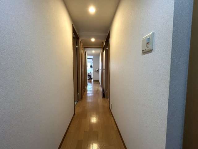 植物やチェアを置いてくつろぐことができるサンルーム有◎お洗濯にもGOOD☆2.2帖の納戸には窓がついているので通気性バツグン♪な【サンマンションアトレ新横浜駅前公園】の玄関|明るい玄関です