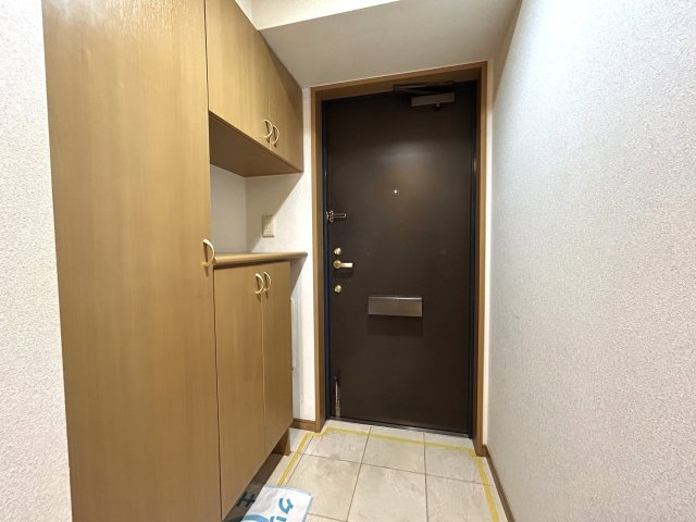 植物やチェアを置いてくつろぐことができるサンルーム有◎お洗濯にもGOOD☆2.2帖の納戸には窓がついているので通気性バツグン♪な【サンマンションアトレ新横浜駅前公園】の玄関|落ち着いた玄関です