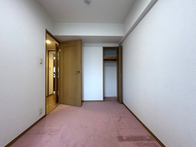 植物やチェアを置いてくつろぐことができるサンルーム有◎お洗濯にもGOOD☆2.2帖の納戸には窓がついているので通気性バツグン♪な【サンマンションアトレ新横浜駅前公園】の洋室|洋室です