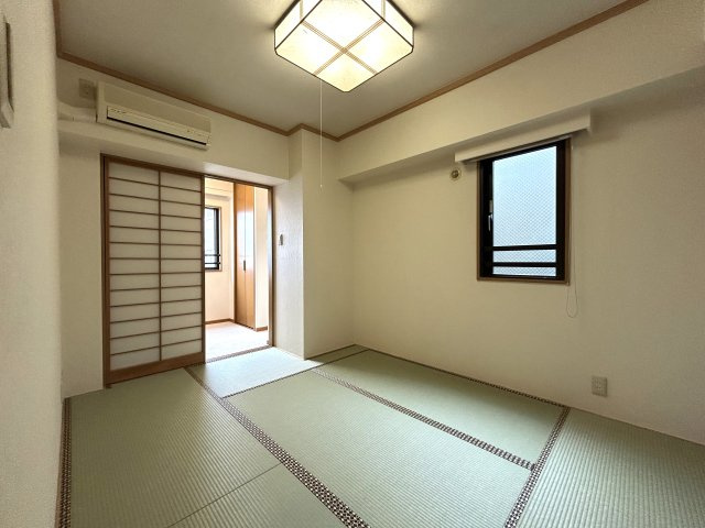 植物やチェアを置いてくつろぐことができるサンルーム有◎お洗濯にもGOOD☆2.2帖の納戸には窓がついているので通気性バツグン♪な【サンマンションアトレ新横浜駅前公園】の和室|ゆったりとくつろげる和室です