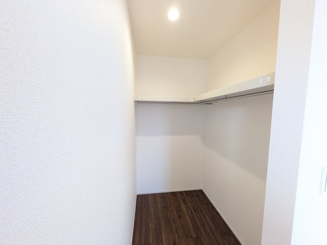 小美玉市羽刈　第5　新築戸建て　1号棟の収納|衣類や季節ものバッグ、帽子などの小物もまとめて収納できる広々としたウォークインクローゼット♪