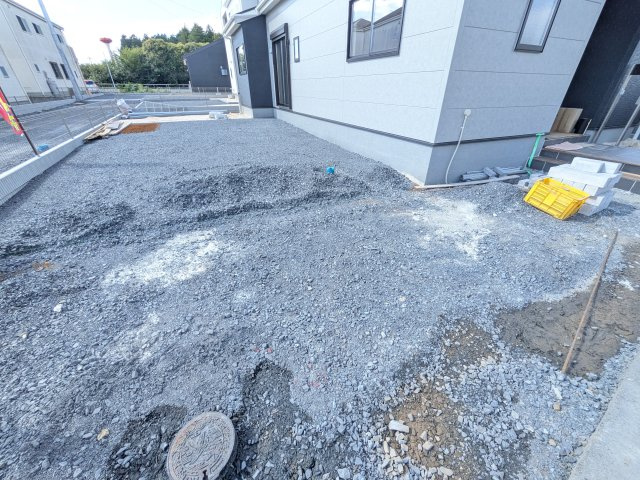 小美玉市羽刈　第5　新築戸建て　1号棟の駐車場|駐車は4台以上可能です♪
現地案内会開催中です！ 平日のご見学も可能です。 お気軽にお問い合わせください♪ 【リアライズ不動産】 0297-86-8370まで♪