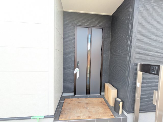 小美玉市羽刈　第5　新築戸建て　1号棟の玄関|日当たりや広さを現地で体感してください。理想のガーデニングや家庭菜園を始めてみませんか。