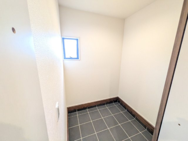 小美玉市羽刈　第5　新築戸建て　1号棟の玄関|広々としたSIC♪