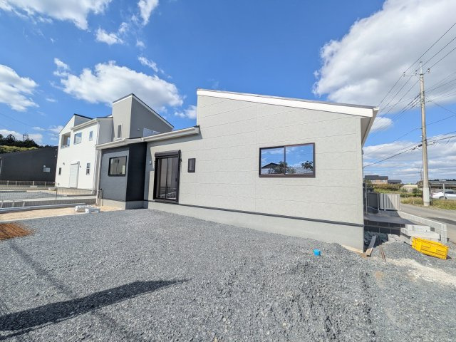 小美玉市羽刈　第5　新築戸建て　1号棟の外観|【月々5万円台〜】
写真だけでは伝わらない快適さを、ぜひ現地で体感しませんか？
即日見学可能です！平日のご案内も可能です♪
お気軽にお問合せください！