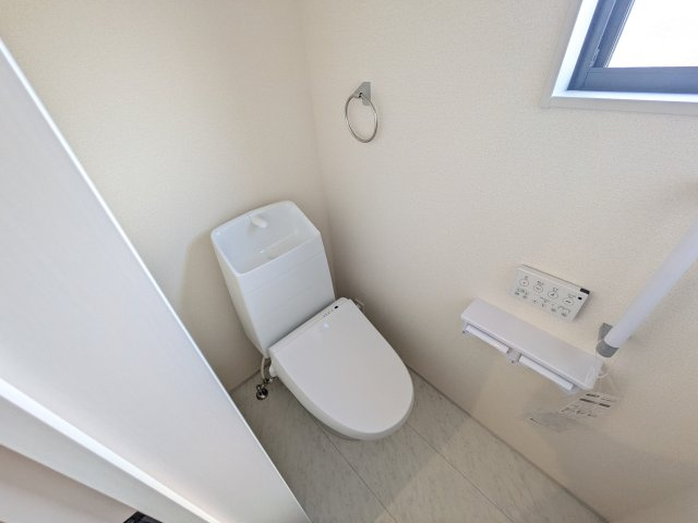小美玉市羽刈　第5　新築戸建て　1号棟のトイレ|窓付きで明るく白を基調とした清潔感のあるトイレは温水洗浄便座付きです♪
