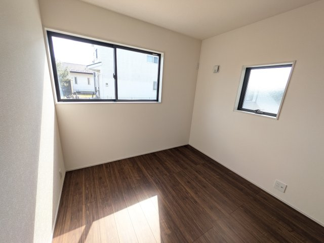 小美玉市羽刈　第5　新築戸建て　1号棟の洋室|たっぷりの陽光と心地よい風が入る２面採光。
毎朝、爽やかな目覚めをサポートする、快適なベッドルームです。
