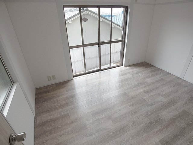 鈴蘭台南町７丁目貸家の洋室|1Ｆ部分の明るい洋室6帖