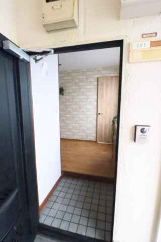 栄ハイツの玄関