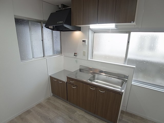 鈴蘭台南町７丁目貸家のキッチン|コンロ設置可能窓付きキッチン