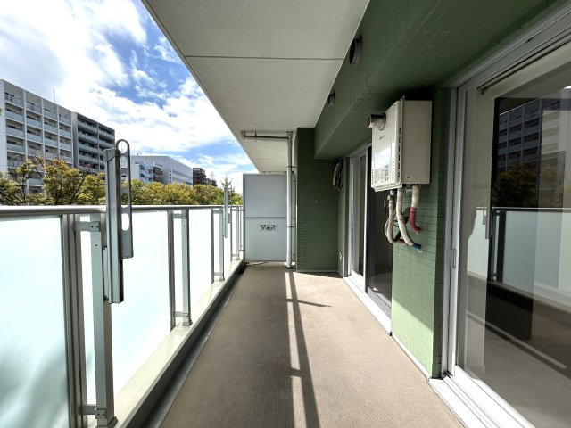 渋谷へも目黒へも30分以内！行き先にあわせて選べる直通アクセス♪出張も旅行にも良き立地☆な【リフォーム／新横浜ヴォアール】のバルコニー|外からの目が気にならないバルコニーで洗濯物が干せます