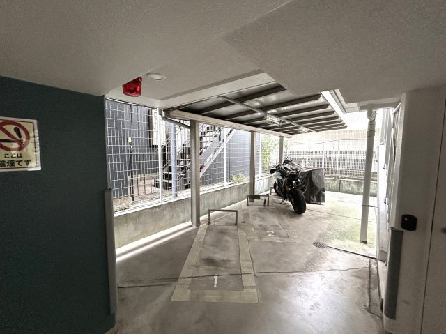 渋谷へも目黒へも30分以内！行き先にあわせて選べる直通アクセス♪出張も旅行にも良き立地☆な【リフォーム／新横浜ヴォアール】の駐輪場
