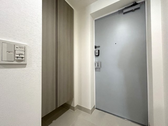 渋谷へも目黒へも30分以内！行き先にあわせて選べる直通アクセス♪出張も旅行にも良き立地☆な【リフォーム／新横浜ヴォアール】の玄関|収納もある玄関です