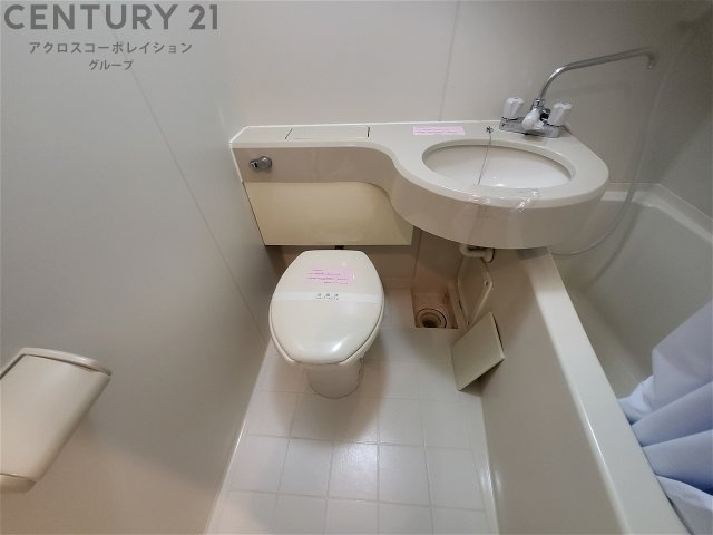 浴室内にトイレがあります！