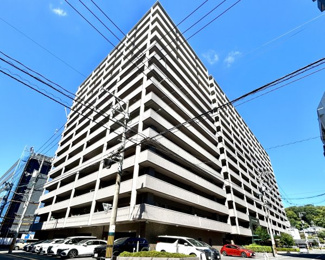 【外観】 | フローレンス光町グランドアーク | 広島東照宮や鶴津神社など、歴史と文化が息づく趣ある街並みが魅力の光町エリア。
広島駅徒歩9分の利便性に加え、敷地内駐車場には無料の専用使用権があり、暮らしやすさも嬉しいポイント。
