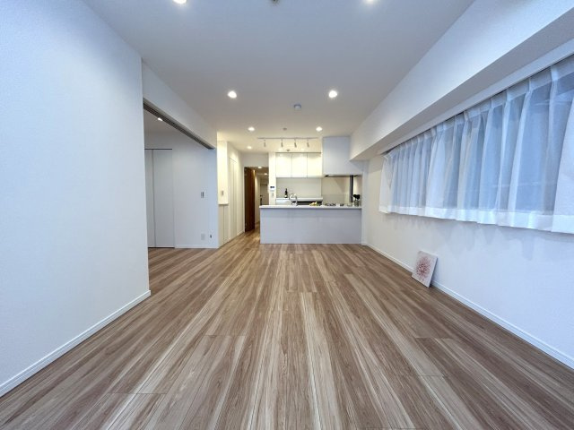 ～商業施設が揃う利便性、落ち着いた住環境の『新横浜』で暮らすという選択～駐車場は専用使用権付き、駐輪場・バイク置場は無償の整った設備☆な【リフォーム／ドメス新横浜】の居間・リビング|ゆったりとしたリビングです