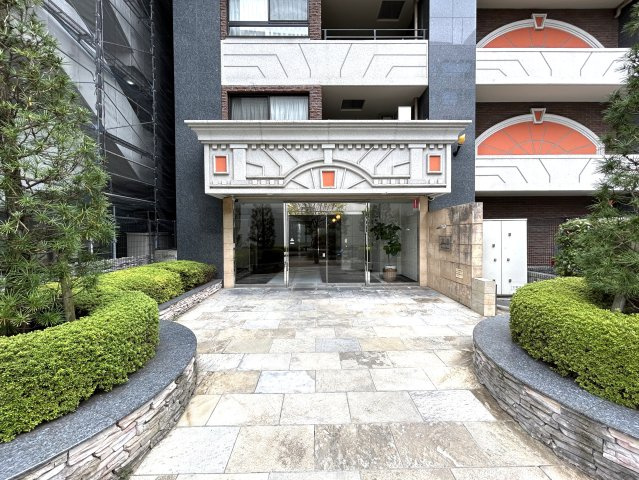 ～商業施設が揃う利便性、落ち着いた住環境の『新横浜』で暮らすという選択～駐車場は専用使用権付き、駐輪場・バイク置場は無償の整った設備☆な【リフォーム／ドメス新横浜】のエントランス|建物の内部です