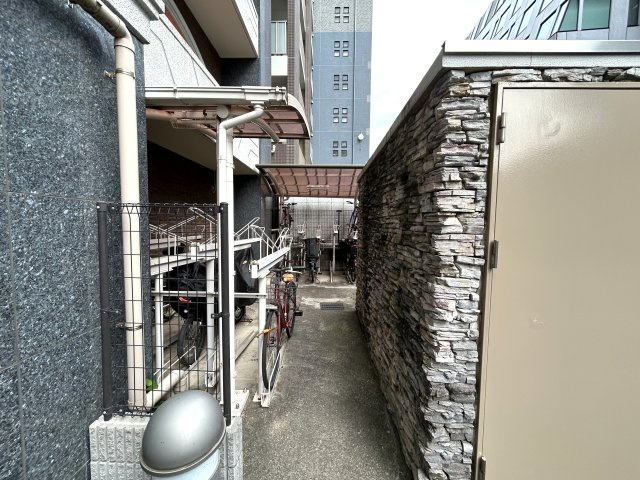 ～商業施設が揃う利便性、落ち着いた住環境の『新横浜』で暮らすという選択～駐車場は専用使用権付き、駐輪場・バイク置場は無償の整った設備☆な【リフォーム／ドメス新横浜】の駐輪場