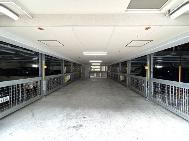 ～商業施設が揃う利便性、落ち着いた住環境の『新横浜』で暮らすという選択～駐車場は専用使用権付き、駐輪場・バイク置場は無償の整った設備☆な【リフォーム／ドメス新横浜】の駐車場|駐車場があるので、車を買う予定の方も安心です