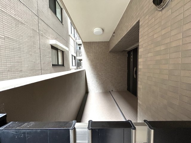 ～商業施設が揃う利便性、落ち着いた住環境の『新横浜』で暮らすという選択～駐車場は専用使用権付き、駐輪場・バイク置場は無償の整った設備☆な【リフォーム／ドメス新横浜】の玄関|玄関です