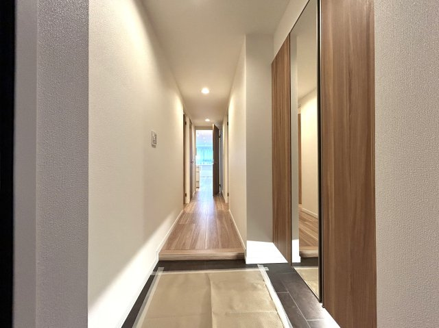 ～商業施設が揃う利便性、落ち着いた住環境の『新横浜』で暮らすという選択～駐車場は専用使用権付き、駐輪場・バイク置場は無償の整った設備☆な【リフォーム／ドメス新横浜】の玄関|ゆったりとした玄関です