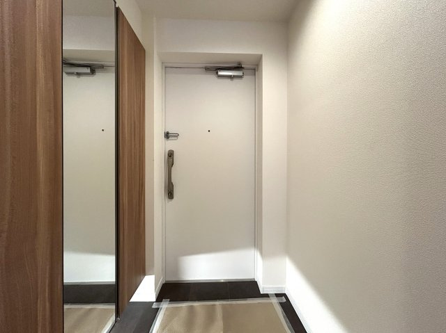 ～商業施設が揃う利便性、落ち着いた住環境の『新横浜』で暮らすという選択～駐車場は専用使用権付き、駐輪場・バイク置場は無償の整った設備☆な【リフォーム／ドメス新横浜】の玄関|落ち着いた玄関です