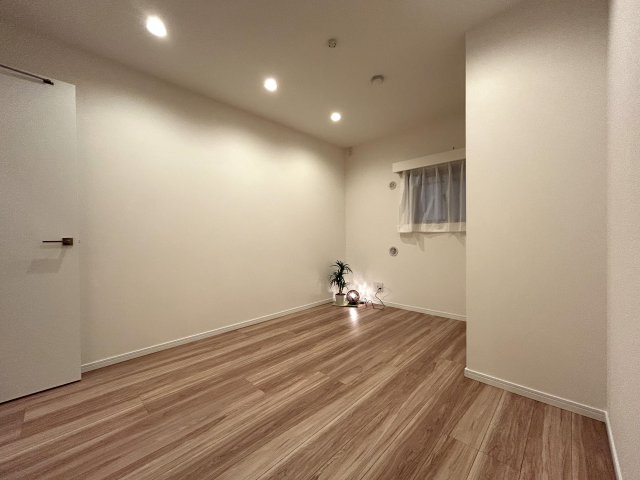 ～商業施設が揃う利便性、落ち着いた住環境の『新横浜』で暮らすという選択～駐車場は専用使用権付き、駐輪場・バイク置場は無償の整った設備☆な【リフォーム／ドメス新横浜】の洋室|明るい洋室です