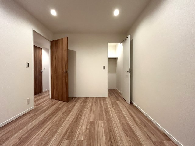 ～商業施設が揃う利便性、落ち着いた住環境の『新横浜』で暮らすという選択～駐車場は専用使用権付き、駐輪場・バイク置場は無償の整った設備☆な【リフォーム／ドメス新横浜】の洋室|落ち着いた色調の洋室です