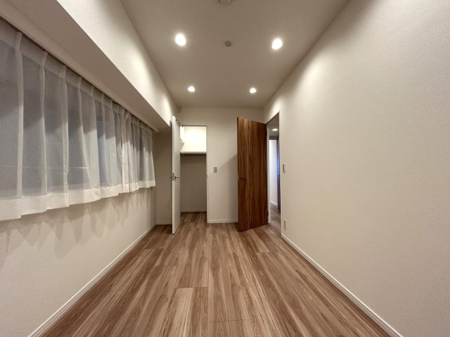 ～商業施設が揃う利便性、落ち着いた住環境の『新横浜』で暮らすという選択～駐車場は専用使用権付き、駐輪場・バイク置場は無償の整った設備☆な【リフォーム／ドメス新横浜】の洋室|洋室です