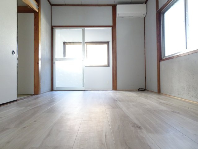 大垣市三津屋町戸建の洋室