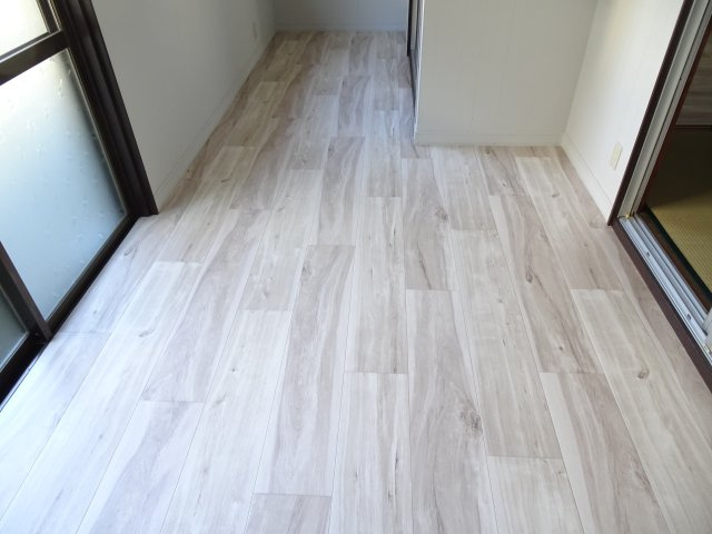 大垣市三津屋町戸建の洋室