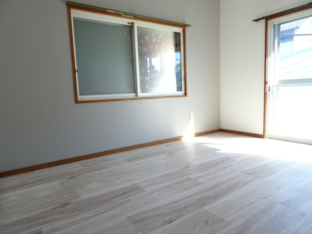 大垣市三津屋町戸建の洋室