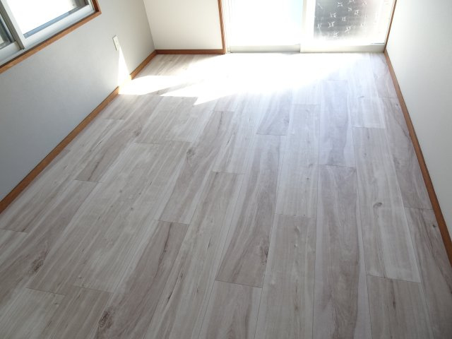 大垣市三津屋町戸建の洋室