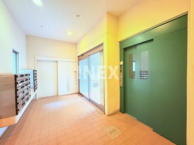 横浜市中区麦田町２丁目の賃貸マンションのエントランス
