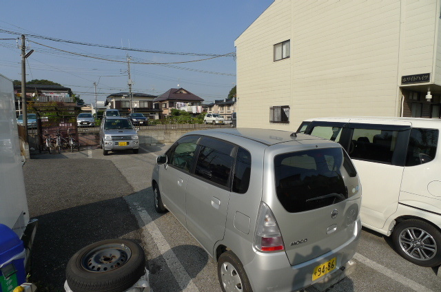 ホワイトハイツの駐車場