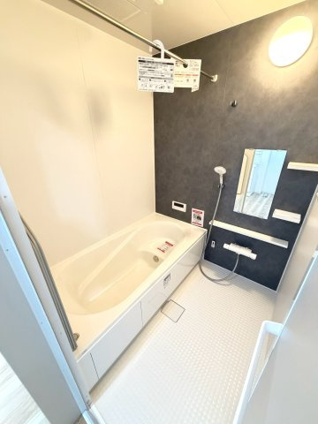 【新築戸建】札幌市西区西野7条8丁目2棟の浴室|追焚機能・浴室乾燥機能完備しています。同仕様物件