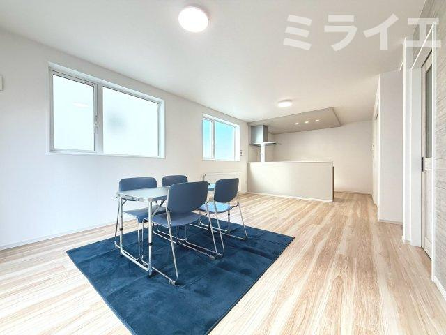 【新築戸建】札幌市西区西野7条8丁目2棟の居間・リビング|【仲介手数料無料】【内覧可能】です。同仕様物件