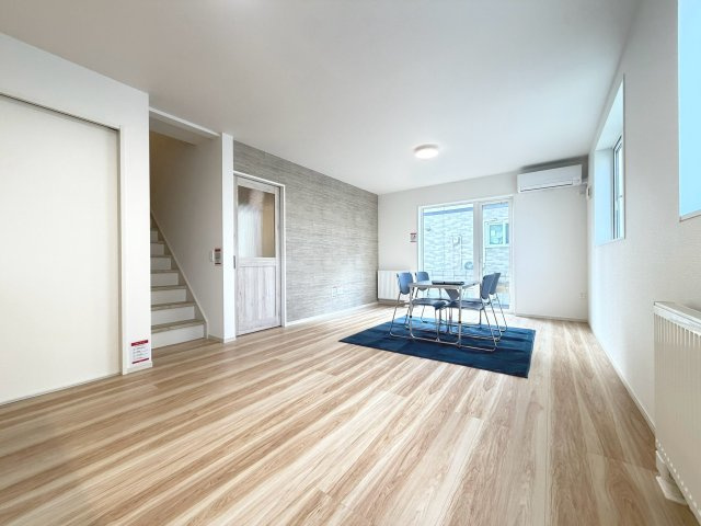 【新築戸建】札幌市西区西野7条8丁目2棟の居間・リビング|リビングが見渡せる対面キッチンを採用。同仕様物件