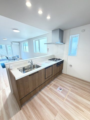 【新築戸建】札幌市西区西野7条8丁目2棟のキッチン|広々システムキッチンは、シンク・調理部分だけではなく、小物から大きな調理器具まで収納でき、出し入れもスムーズな収納充実プランを採用。床下収納あり。食洗器付！同仕様物件