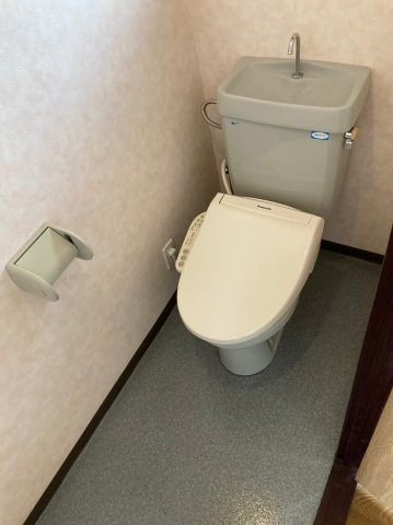 アークトレード太宰府のトイレ|落ち着いた色調のトイレです