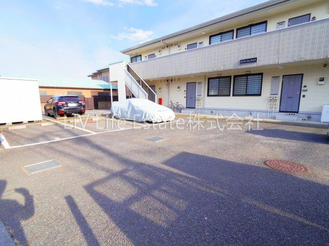 ヴィラージュ久米川の駐車場