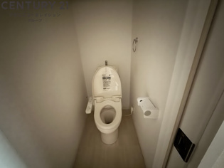 温水洗浄便座付きのトイレです♪