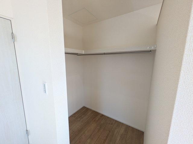 小美玉市羽刈　第5　新築戸建て　2号棟の収納|衣類や季節ものバッグ、帽子などの小物もまとめて収納できる広々としたウォークインクローゼット♪