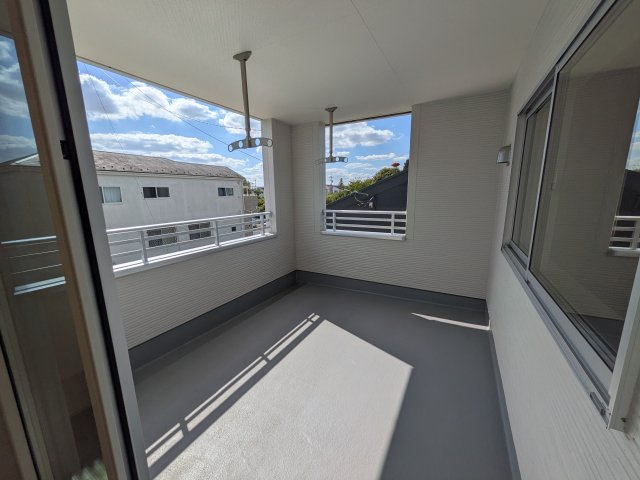 小美玉市羽刈　第5　新築戸建て　2号棟のバルコニー|広々としたワイドバルコニーは、日当たり良好で毎日の洗濯物干しに最適です。